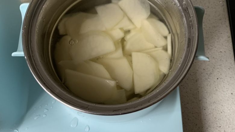 凉拌土豆片,开水中烫一下，断生