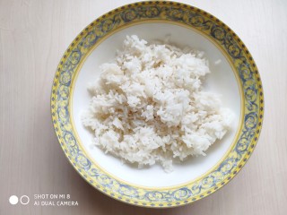 火腿豌豆蛋炒饭,米饭最好用隔夜的剩米饭，放冰箱冷藏一夜让部分水分蒸发，用来做炒饭最合适。
