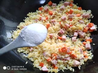 火腿豌豆蛋炒饭,根据个人口味放入适量的盐。