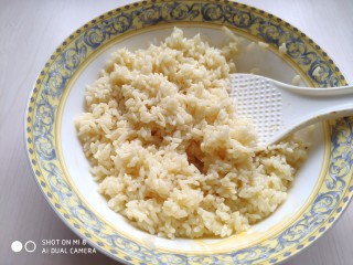 火腿豌豆蛋炒饭,将米饭和蛋液混合均匀，让每一粒米饭都均匀裹上蛋液。