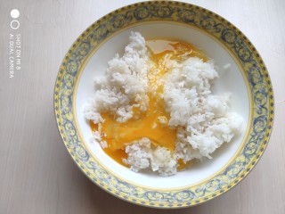 火腿豌豆蛋炒饭,将鸡蛋直接打入米饭中。如果想让炒出的饭粒颜色更黄，可以只用蛋黄。
