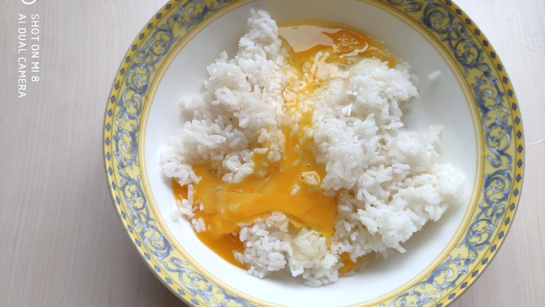 火腿豌豆蛋炒饭,将<a style='color:red;display:inline-block;' href='/shicai/ 9'>鸡蛋</a>直接打入米饭中。如果想让炒出的饭粒颜色更黄，可以只用蛋黄。
