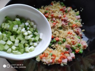 火腿豌豆蛋炒饭,加入小葱，快速翻炒几下出锅即可。