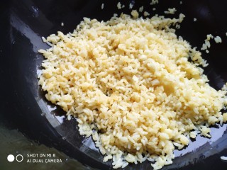 火腿豌豆蛋炒饭,炒锅倒油，油热后转动炒锅，让油润满锅底及四周。然后倒入混合均匀的米饭，大火将米饭炒散。这样炒的米饭就会粒粒分明不粘黏，而且每粒米饭都是金黄色。