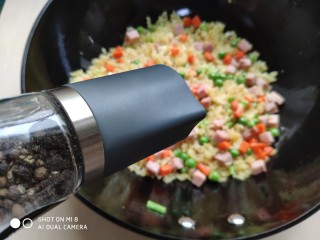 火腿豌豆蛋炒饭,加入少许胡椒粉。