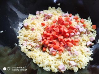 火腿豌豆蛋炒饭,加入胡萝卜丁。