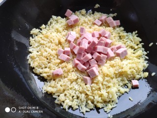 火腿豌豆蛋炒饭,米饭炒成一粒一粒后，加入火腿丁。