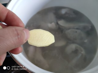 山药红枣老鸭汤,等水煮开后，如果上面还有浮沫，用勺子撇出来，然后放入姜片。