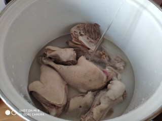 山药红枣老鸭汤,然后再捞出洗净，重新放进干净的汤锅里，加入冷水。

