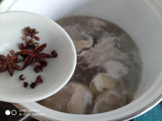 山药红枣老鸭汤,加入八角、花椒和陈皮。