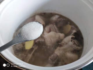 山药红枣老鸭汤,根据个人口味加入盐。