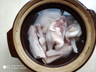 山药红枣老鸭汤,剁好的鸭块放入砂锅，加入凉水煮开去除血沫和杂质。