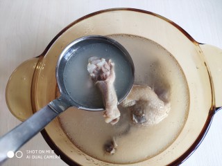 山药红枣老鸭汤,用一口小锅，把煮好的鸭汤盛出一半。