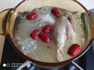 山药红枣老鸭汤,放入红枣小火继续炖煮15分钟左右。