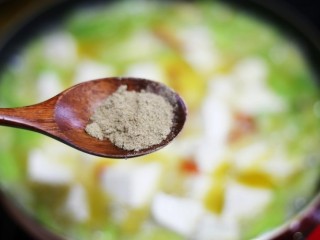 鲜掉眉毛的丝瓜豆腐汤,1勺胡椒粉调味。