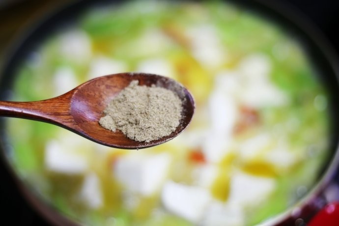 鲜掉眉毛的丝瓜豆腐汤,1勺胡椒粉调味。