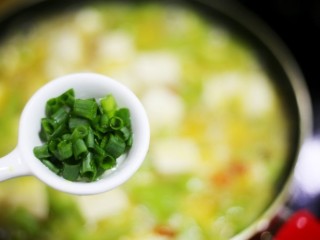 鲜掉眉毛的丝瓜豆腐汤,然后端起锅轻轻摇匀，出锅撒适量葱花即可。