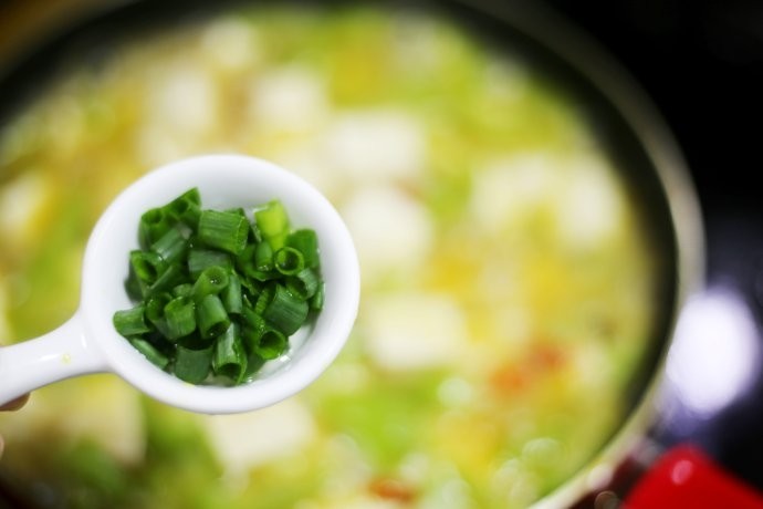 鲜掉眉毛的丝瓜豆腐汤,然后端起锅轻轻摇匀，出锅撒适量葱花即可。