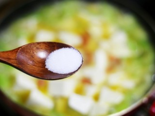鲜掉眉毛的丝瓜豆腐汤,往锅里放入1小勺盐。