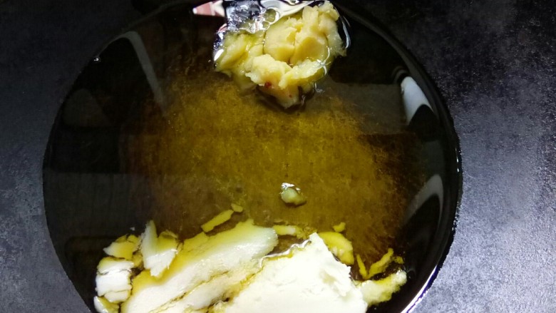 香水血旺,炒锅中放菜籽油、牛油和鸡油小火熔化。