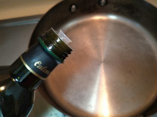 蛤蜊意面,拿一个锅，倒入少许橄榄油。