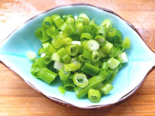 凉拌海藻菜,切葱花备用