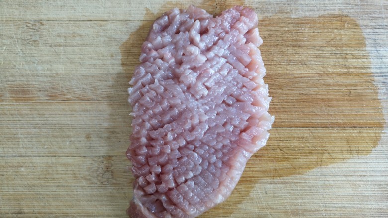 福州荔枝肉,里脊肉先切（约3-5毫米）厚片，再打斜十字花刀。