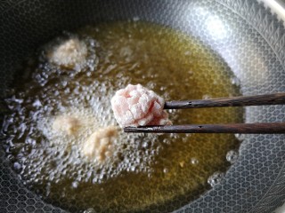福州荔枝肉,将肉片一个个地卷成圆球状的荔枝肉（打花刀面朝外，最好是都卷好了备用，再一个个不间断地下入油锅。