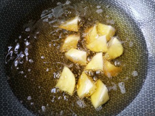 福州荔枝肉,将土豆下油锅炸至半透明状。
