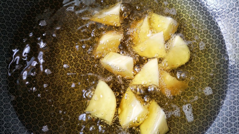 福州荔枝肉,将土豆下油锅炸至半透明状。