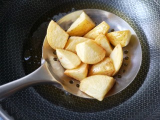 福州荔枝肉,将炸好的土豆沥油捞出。
