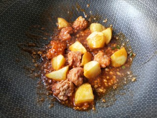 福州荔枝肉,倒入炸好的荔枝肉和土豆，轻轻翻炒均匀。