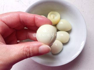鲜一品养生菌菇浓汤,鹌鹑蛋煮熟，剥壳后冲洗一下，然后用刀在蛋身上划几道口子，以便入味。