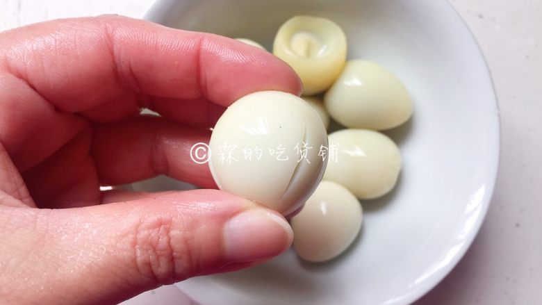 鲜一品养生菌菇浓汤,<a style='color:red;display:inline-block;' href='/shicai/ 12'>鹌鹑蛋</a>煮熟，剥壳后冲洗一下，然后用刀在蛋身上划几道口子，以便入味。