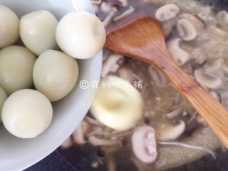鲜一品养生菌菇浓汤,再放入鹌鹑蛋，再次煮开后，炖煮2、3分钟就可以了（浓汤宝使用起来非常方便，它本身是调过味的的，所以不需要再加盐。）