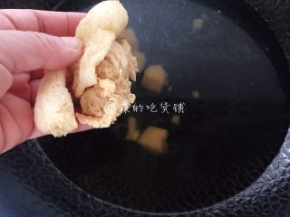 鲜一品养生菌菇浓汤,再把竹荪放入，煮开。