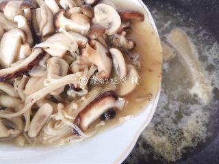 鲜一品养生菌菇浓汤,随后把煸炒好的菌菇倒入。