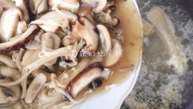 鲜一品养生菌菇浓汤,随后把煸炒好的菌菇倒入。