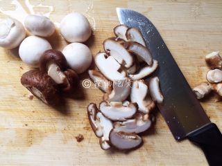 鲜一品养生菌菇浓汤,鲜香菇和蘑菇洗干净，切去根蒂，然后切成片。