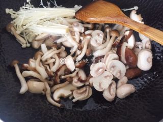 鲜一品养生菌菇浓汤,起油锅，把除了竹荪外的所有菌菇倒入煸炒，随后连炒出的汤汁和菌菇一起盛出。