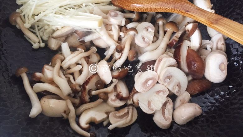 鲜一品养生菌菇浓汤,起油锅，把除了竹荪外的所有菌菇倒入煸炒，随后连炒出的汤汁和菌菇一起盛出。