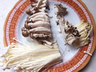 鲜一品养生菌菇浓汤,切去金针菇、蟹味菇的根蒂部。