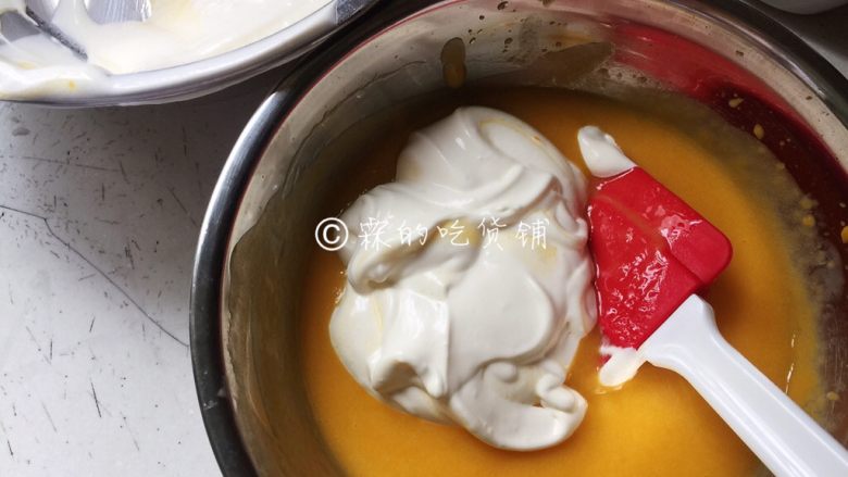 美美滴芒果慕斯,打发好的淡奶油，分两次加入芒果泥中，翻拌均匀。
