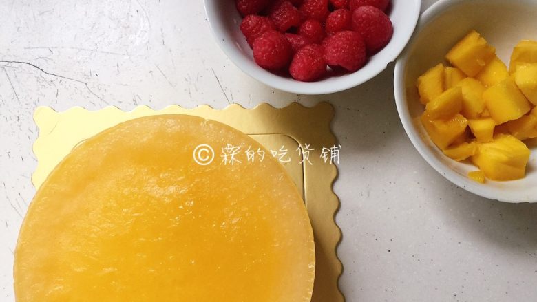 美美滴芒果慕斯,可以另外准备一些水果，随意的在蛋糕顶部摆放装饰。