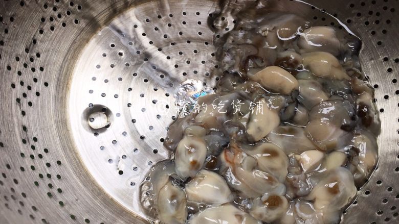 海蛎煎,鲜海蛎冲洗干净，沥干水分。