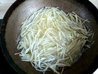 香辣凉拌三丝,锅中放入适量清水烧开，放入土豆丝，烫至土豆丝变透明即可捞出，不要太软