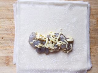 鲜虾芝士春卷,取适量，放在春卷皮靠下1/3处。