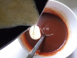 巧克力慕斯杯,等蛋黄冷却到和手心的温度差不多时，把它慢慢地倒入融化的巧克力液中，一边倒一边搅拌，最后混合均匀。
