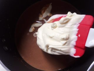 巧克力慕斯杯,随后，把淡奶油分两到三次加入巧克力糊中，翻拌均匀。