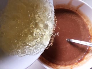巧克力慕斯杯,接着，把泡软的吉利丁片倒进去，搅拌至融化，然后放一边让它冷却。